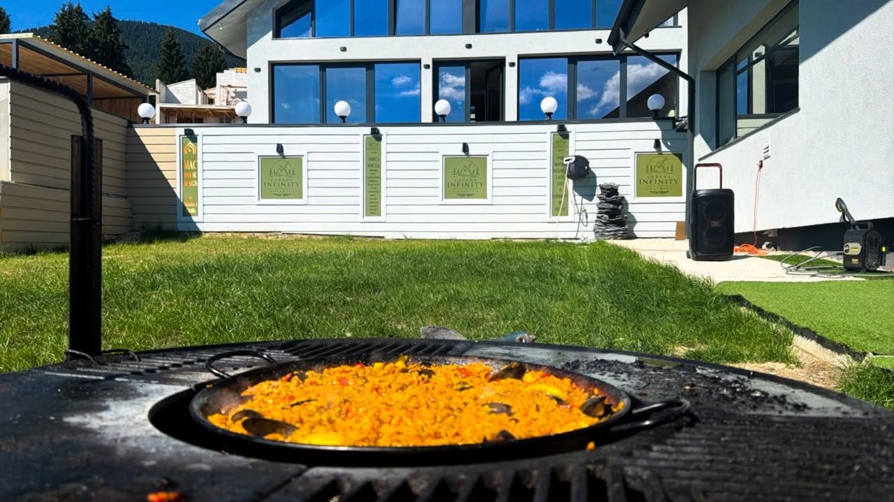 Paella gătită pe grătarul din curtea cabanei